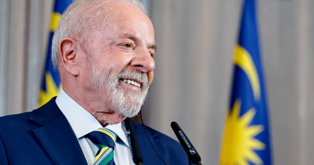 Lula diz que Brasil precisa “jogar fora o complexo de vira-lata” durante evento
