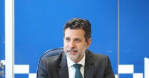 Lula exonera Camilo Santana e nomeia Leonardo Barchini como novo ministro da Educação