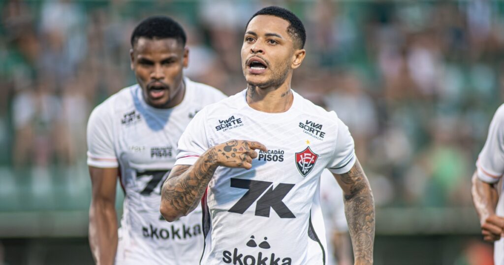 Matheuzinho valoriza empate com um a menos e gol de pênalti contra Chapecoense: “Fora de casa é difícil”