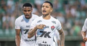 Matheuzinho valoriza empate com um a menos e gol de pênalti contra Chapecoense: “Fora de casa é difícil”