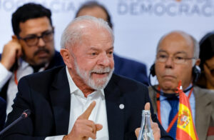 Na Espanha, Lula afirma que “extremismo não acabou” no Brasil e voltará a disputar eleições
