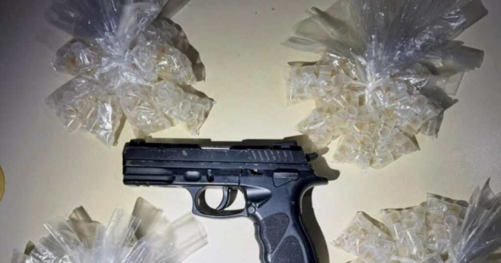 PM-BA prende suspeito de ataque a policiais e apreende pistola .40 e 600 pedras de crack em Portão, Lauro de Freitas