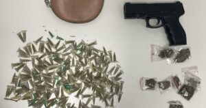 PM conduz suspeito por tráfico de drogas em bairro de Salvador