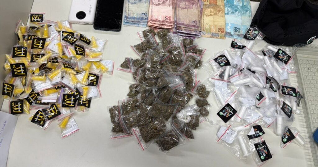 PM prende suspeitos de tráfico e apreende drogas em Pernambués, em Salvador