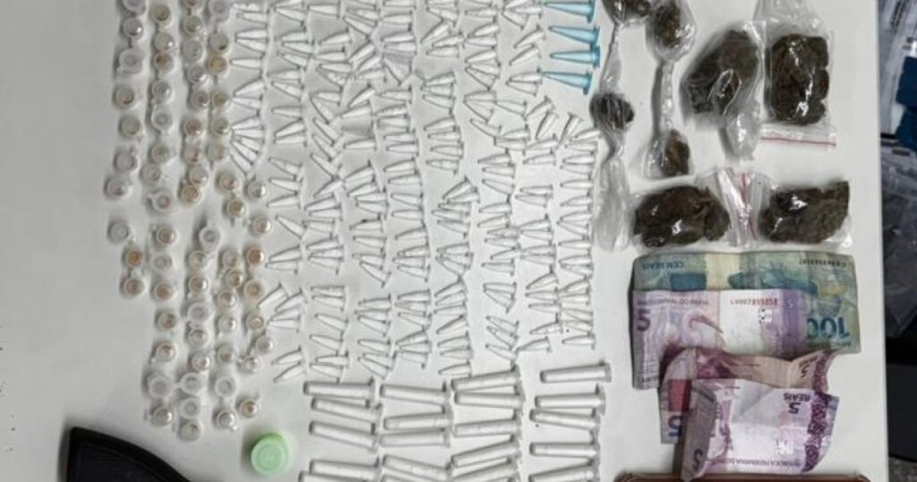 PM prende três suspeitos de tráfico e apreende drogas e arma em Ondina