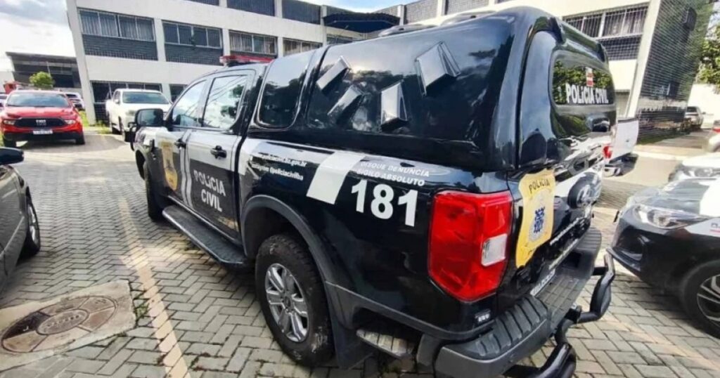 PMs são presos suspeitos de homicídio em Feira; vítima teria abusado de namorada de um dos agentes