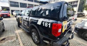 PMs são presos suspeitos de homicídio em Feira; vítima teria abusado de namorada de um dos agentes