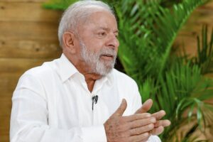 "Pix é do Brasil e ninguém vai fazer a gente mudar", diz Lula ao citar relatório dos EUA