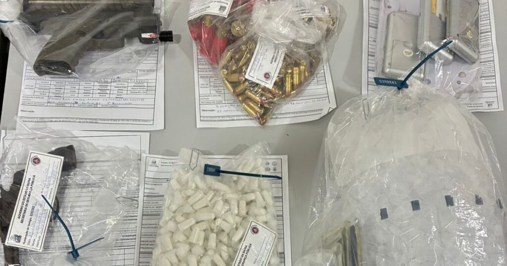 Polícia apreende armas, munições e drogas durante patrulhamento em Itamaraju