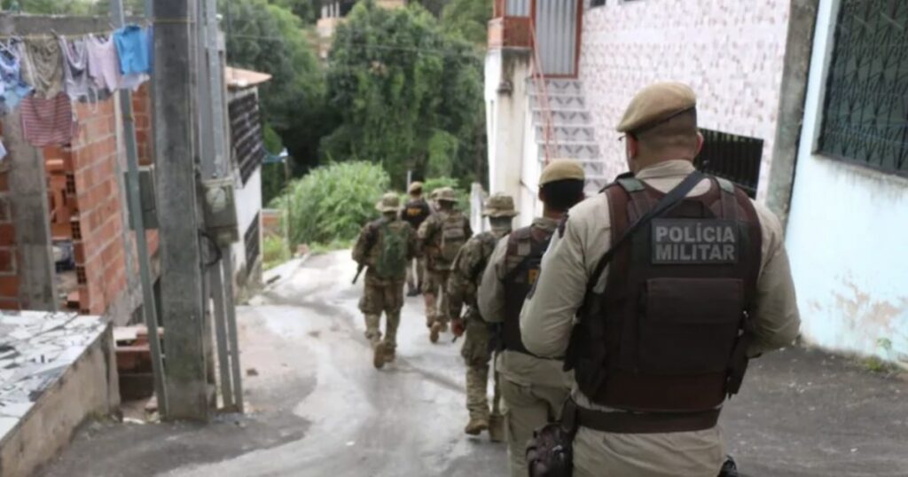 Policiais militares são baleados em troca de tiros em Lauro de Freitas; circulação de ônibus é suspensa na localidade