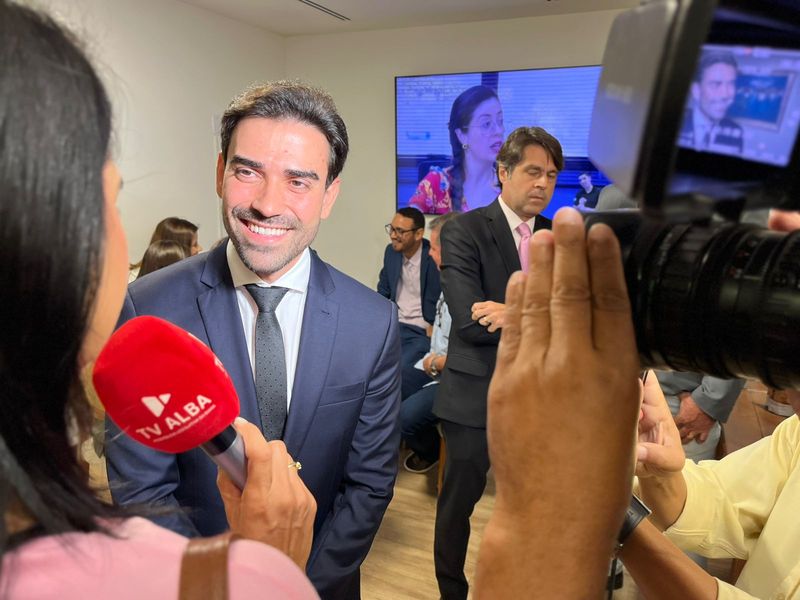 Prefeito de Luís Eduardo Magalhães diz que Flávio Bolsonaro convidou sua esposa para disputar vaga na ALBA