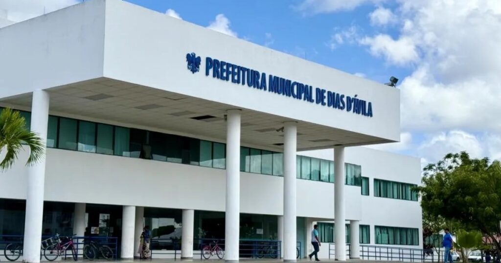 Professores de Dias d’Ávila paralisam atividades por reajuste e plano de carreira; prefeitura pede prazo