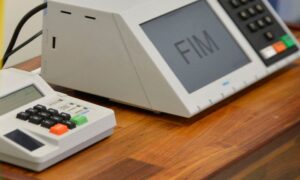 Renúncias e migrações partidárias turbinam centro-direita nos estados