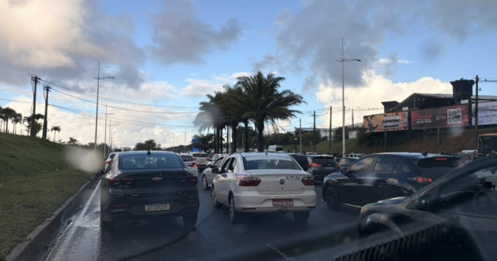 Saída do show “A Bodega do Pablo” causa congestionamento na Paralela até o Bairro da Paz neste domingo