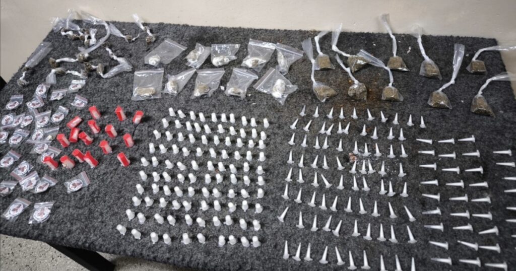 Troca de tiros na Liberdade termina com apreensão de 332 porções de drogas pela PM