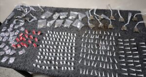 Troca de tiros na Liberdade termina com apreensão de 332 porções de drogas pela PM