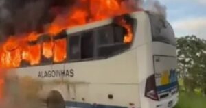 Ônibus pega fogo na BR-110 entre Alagoinhas e Catu; ninguém ficou ferido