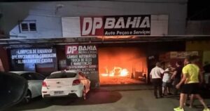 Incêndio em oficina mecânica no Centro de Paulo Afonso destrói veículos e deixa empresário ferido
