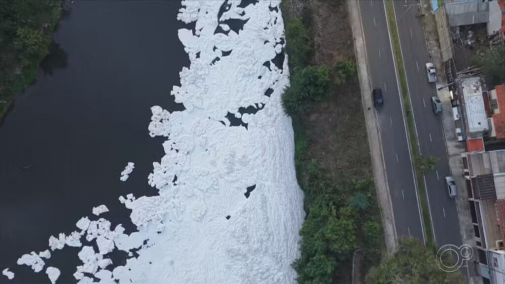 Espuma tóxica recobre Rio Tietê em Salto (SP) e pode causar irritação na pele, diz prefeitura