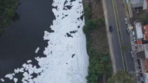 Espuma tóxica recobre Rio Tietê em Salto (SP) e pode causar irritação na pele, diz prefeitura