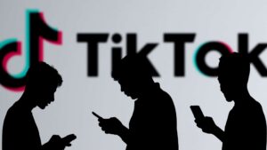 Mãe de jovem que teria morrido em desafio do TikTok cobra proibição de redes sociais