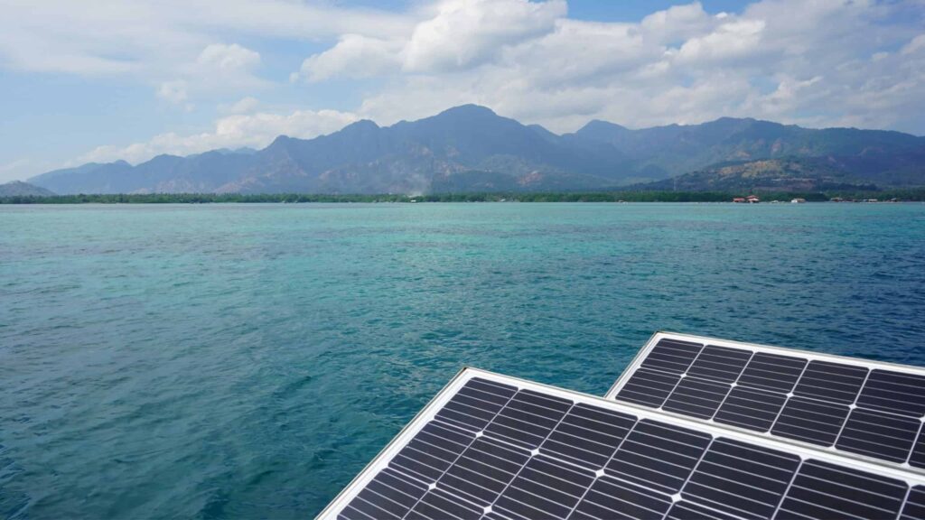 Energia solar na água? Painéis flutuantes são mais eficientes que os em terra firme, afirma estudo