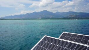 Energia solar na água? Painéis flutuantes são mais eficientes que os em terra firme, afirma estudo