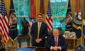 Trump presenteia Flávio Bolsonaro com moeda militar de honra na Casa Branca; veja