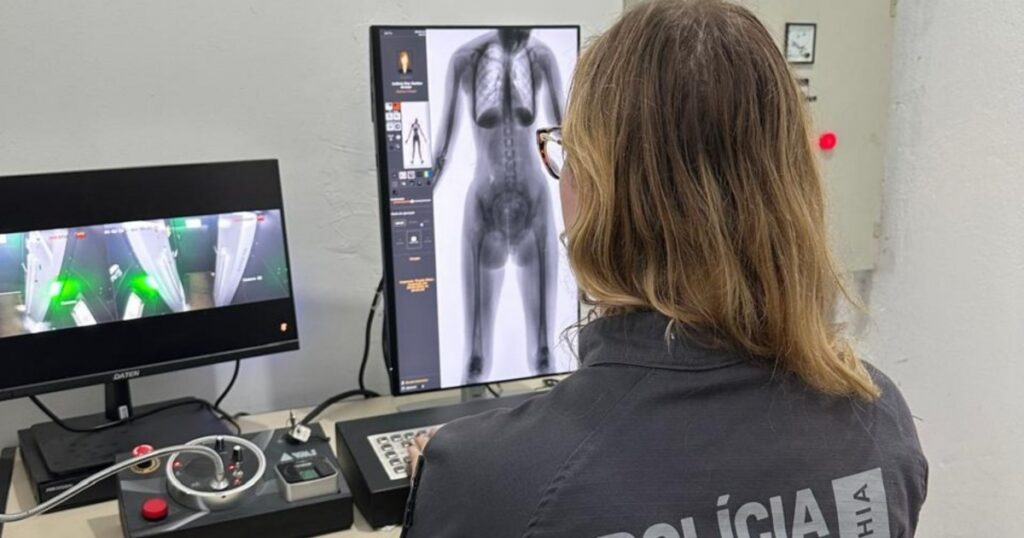 Mulher é flagrada com droga escondida no corpo ao tentar entrar em presídio de Feira
