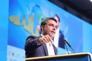88% dos eleitores de Flávio defendem que ele siga na disputa mesmo após 'Dark Horse', aponta Datafolha