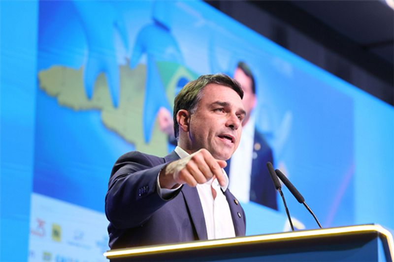 88% dos eleitores de Flávio defendem que ele siga na disputa mesmo após 'Dark Horse', aponta Datafolha