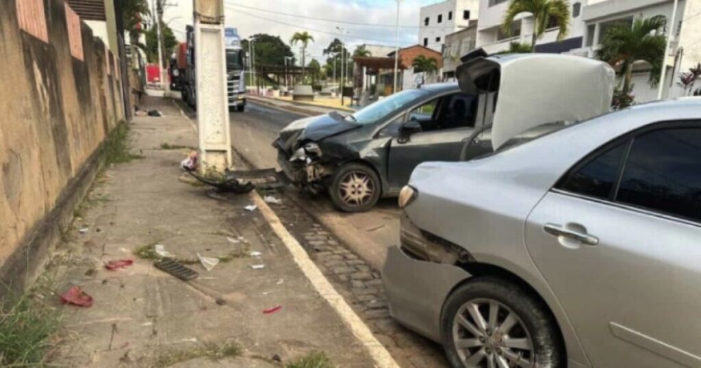 Acidente entre carros interdita parcialmente principal acesso ao Centro de Jaguaquara nesta sexta-feira