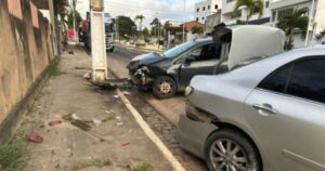 Acidente entre carros interdita parcialmente principal acesso ao Centro de Jaguaquara nesta sexta-feira