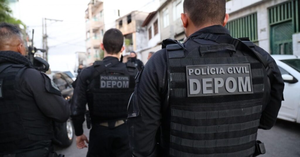 Acusados de roubo no Recôncavo são presos após embarcar em ferryboat com dinheiro, munições e veículos