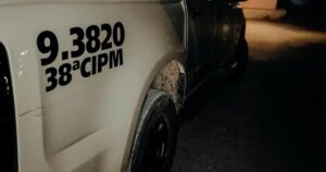 Adolescente de 15 anos é gravemente ferido após ser baleado por suspeitos em um carro