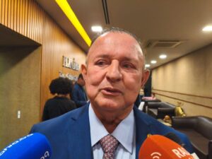 Adolfo Menezes descarta antecipar ida ao TCM e afirma que seguirá em campanha até tomar posse