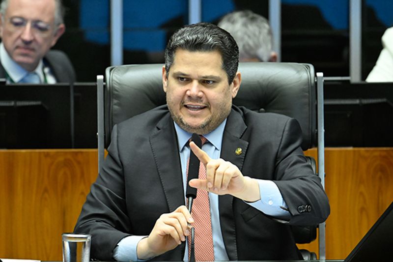 Alcolumbre não vai criar problemas para fim da escala 6x1, dizem aliados
