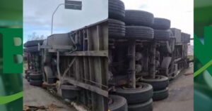 Asfalto cede e reboque de carreta tomba às margens da BR-324 em Riachão do Jacuípe