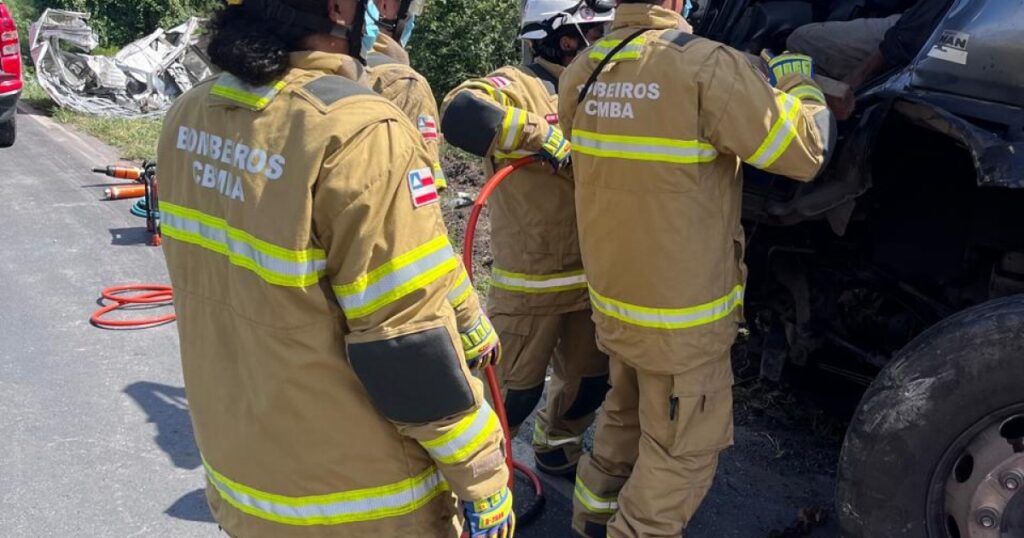 Carro colide com ponte e deixa um morto na BR-116