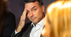 Caso Master: Flávio negociou custeio de filme sobre Bolsonaro com Vorcaro, aponta Intercept