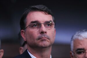 Centrão repensa sua aliança com Flávio Bolsonaro após áudios que mostram proximidade com Vorcaro