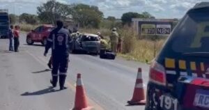 Colisão entre carreta e carro deixa idoso morto na BR-242 em Barreiras