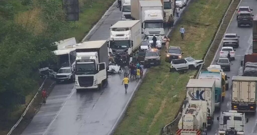 Colisão envolvendo seis veículos deixa dois feridos na BR-324