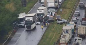 Colisão envolvendo seis veículos deixa dois feridos na BR-324