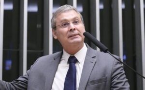 “Dark Horse”: Lindbergh Farias aciona Receita, BC e Ancine para investigar filme sobre Bolsonaro