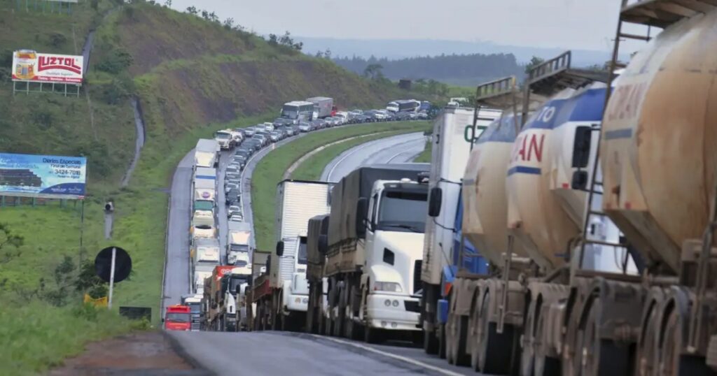 Deputados bolsonaristas propõem anistia financeira a caminhoneiros multados por bloqueios após eleições de 2022
