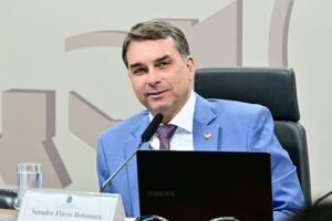 'Ele merece ou não este filme?', diz Flávio Bolsonaro ao defender uso de verba para obra sobre o pai