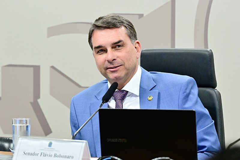 'Ele merece ou não este filme?', diz Flávio Bolsonaro ao defender uso de verba para obra sobre o pai