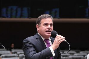'Eu já retirei essa assinatura dessa PEC. Foi um erro técnico do meu gabinete em Brasília', diz João Bacelar sobre escala 6x1