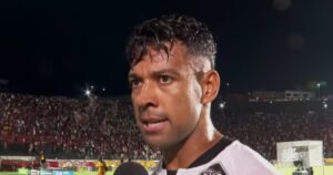 Ex-Vitória chama árbitro de “cagão” após expulsão do ABC: "Tem marcação comigo"